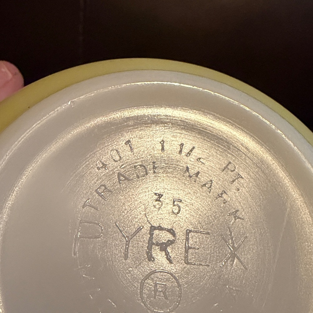 Vintage Pyrex Primary Yellow mixing bowl. - Picture 3 of 5